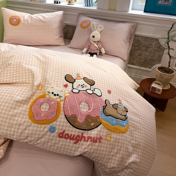 91家纺网 家纺一手货源 找家纺 欣宜家纺 2026新款全棉纯棉卡通毛巾绣四件套床上用品套件 甜甜圈小狗