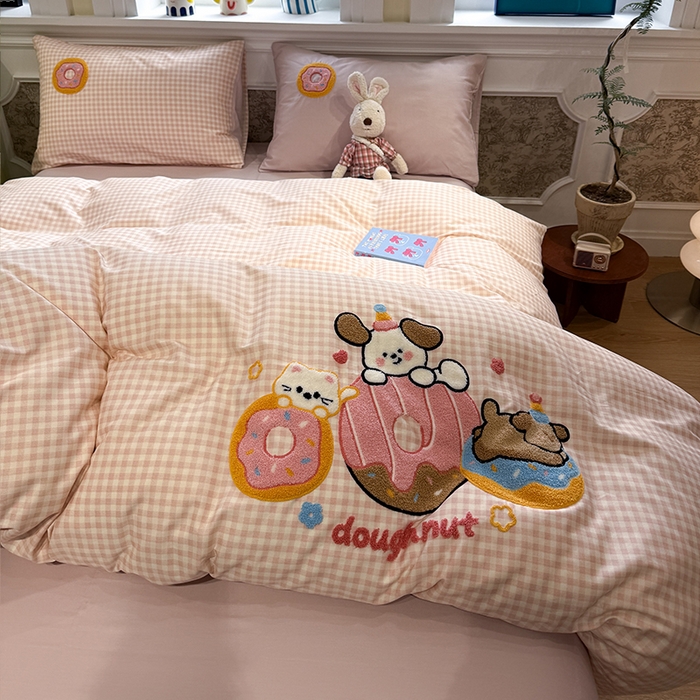 91家纺网 家纺一手货源 找家纺 欣宜家纺 2026新款全棉纯棉卡通毛巾绣四件套床上用品套件 甜甜圈小狗