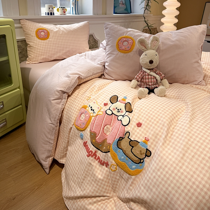 91家纺网 家纺一手货源 找家纺 欣宜家纺 2026新款全棉纯棉卡通毛巾绣四件套床上用品套件 甜甜圈小狗