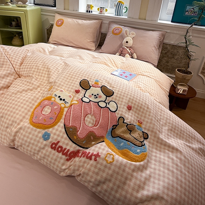 91家纺网 家纺一手货源 找家纺 欣宜家纺 2026新款全棉纯棉卡通毛巾绣四件套床上用品套件 甜甜圈小狗