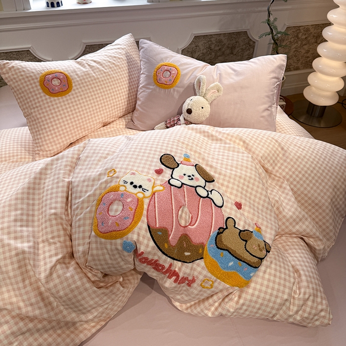 91家纺网 家纺一手货源 找家纺 欣宜家纺 2026新款全棉纯棉卡通毛巾绣四件套床上用品套件 甜甜圈小狗