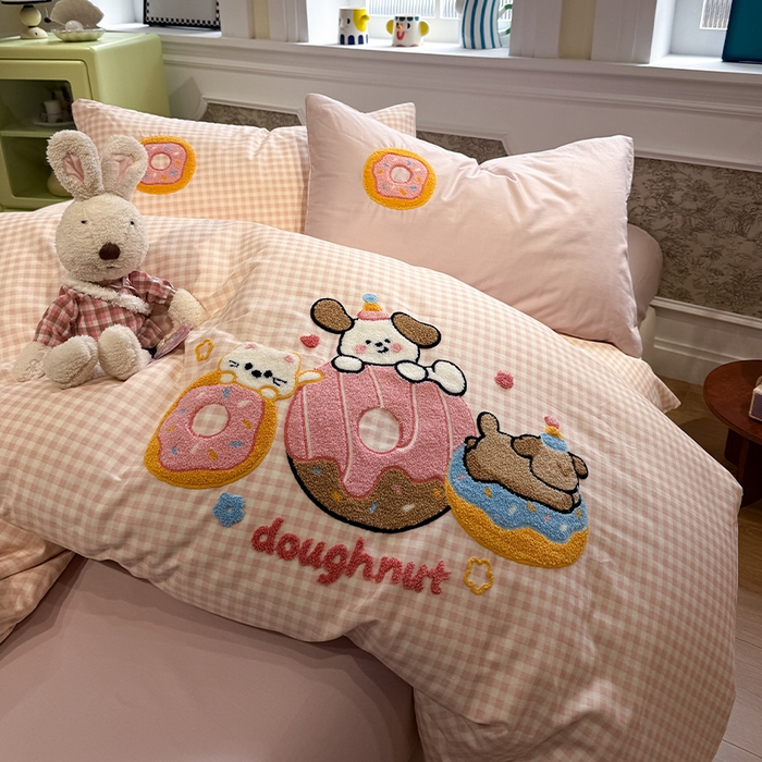 91家纺网 家纺一手货源 找家纺 欣宜家纺 2026新款全棉纯棉卡通毛巾绣四件套床上用品套件 甜甜圈小狗