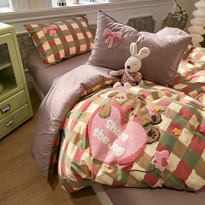 91家纺网 家纺一手货源 找家纺 欣宜家纺 2026新款全棉纯棉卡通毛巾绣四件套床上用品套件 甜心熊