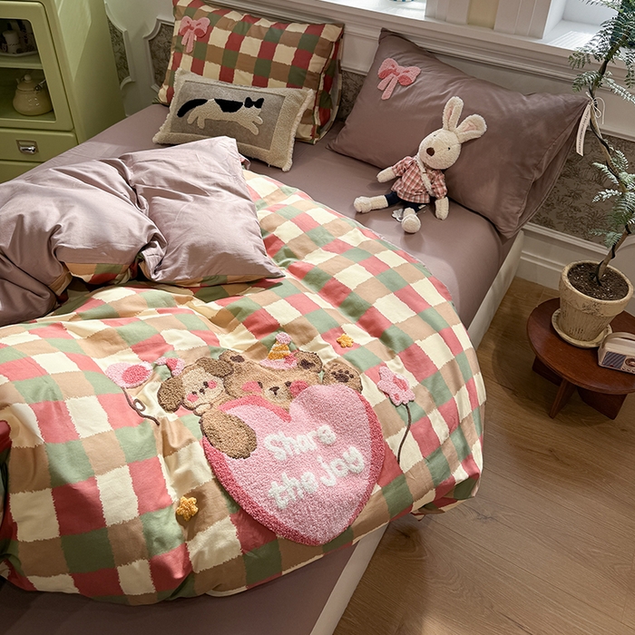 91家纺网 家纺一手货源 找家纺 欣宜家纺 2026新款全棉纯棉卡通毛巾绣四件套床上用品套件 甜心熊