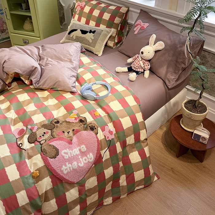 91家纺网 家纺一手货源 找家纺 欣宜家纺 2026新款全棉纯棉卡通毛巾绣四件套床上用品套件 甜心熊