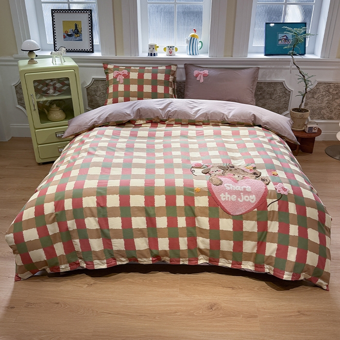 91家纺网 家纺一手货源 找家纺 欣宜家纺 2026新款全棉纯棉卡通毛巾绣四件套床上用品套件 甜心熊