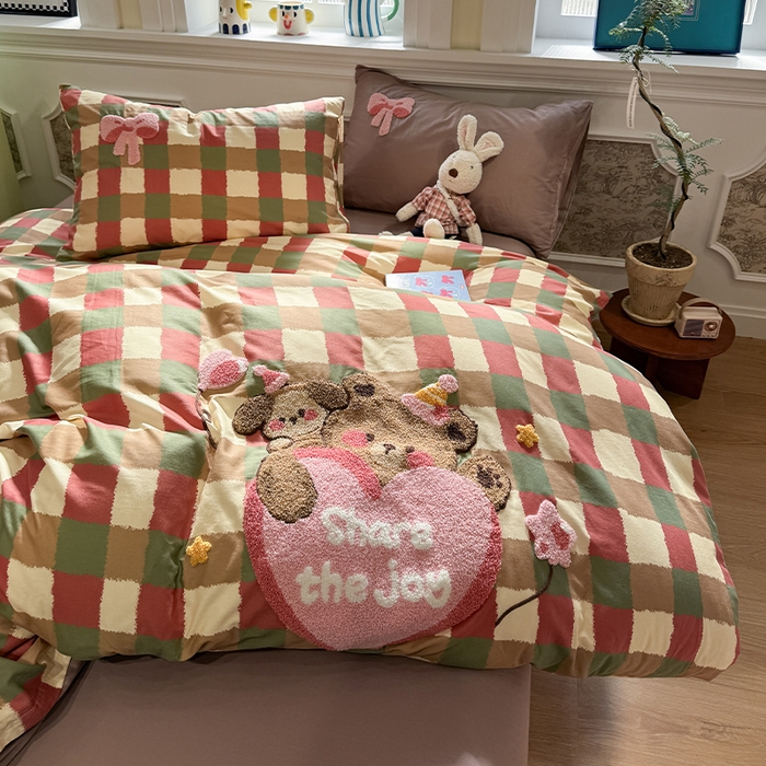 91家纺网 家纺一手货源 找家纺 欣宜家纺 2026新款全棉纯棉卡通毛巾绣四件套床上用品套件 甜心熊