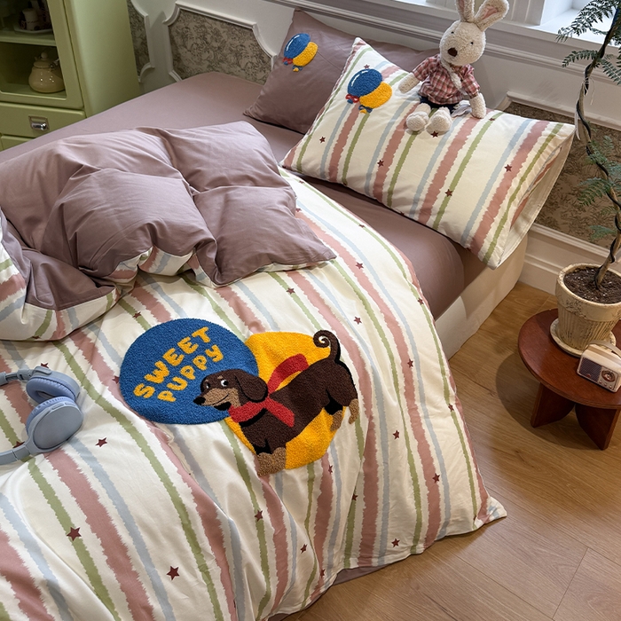 91家纺网 家纺一手货源 找家纺 欣宜家纺 2026新款全棉纯棉卡通毛巾绣四件套床上用品套件 围巾腊肠狗