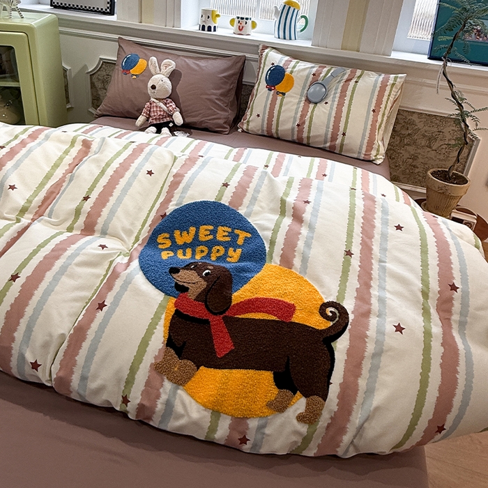 91家纺网 家纺一手货源 找家纺 欣宜家纺 2026新款全棉纯棉卡通毛巾绣四件套床上用品套件 围巾腊肠狗