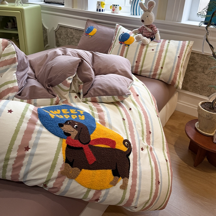 91家纺网 家纺一手货源 找家纺 欣宜家纺 2026新款全棉纯棉卡通毛巾绣四件套床上用品套件 围巾腊肠狗