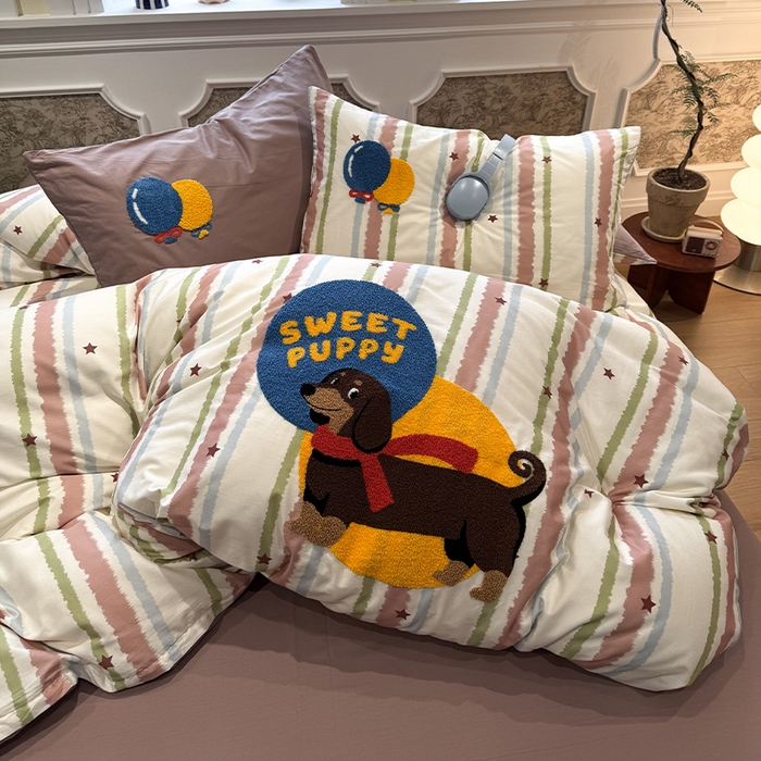 91家纺网 家纺一手货源 找家纺 欣宜家纺 2026新款全棉纯棉卡通毛巾绣四件套床上用品套件 围巾腊肠狗