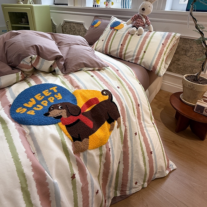 91家纺网 家纺一手货源 找家纺 欣宜家纺 2026新款全棉纯棉卡通毛巾绣四件套床上用品套件 围巾腊肠狗