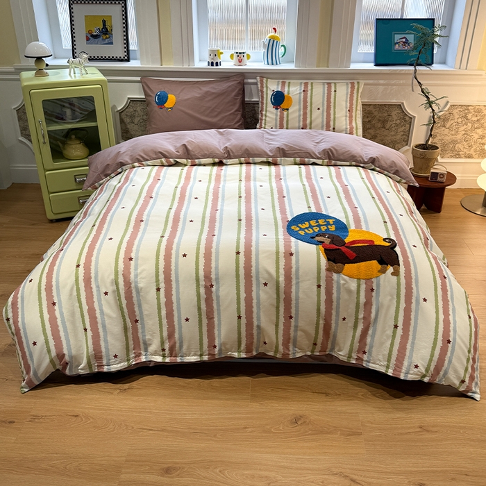 91家纺网 家纺一手货源 找家纺 欣宜家纺 2026新款全棉纯棉卡通毛巾绣四件套床上用品套件 围巾腊肠狗