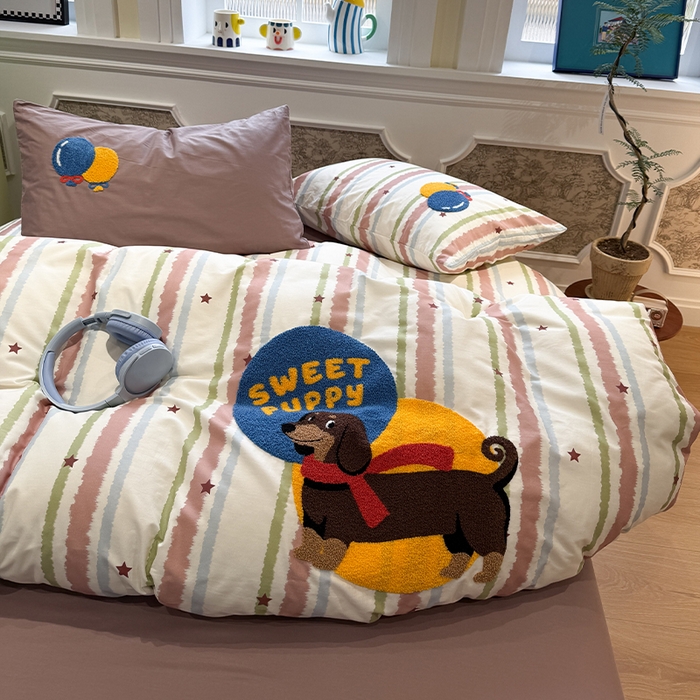 91家纺网 家纺一手货源 找家纺 欣宜家纺 2026新款全棉纯棉卡通毛巾绣四件套床上用品套件 围巾腊肠狗