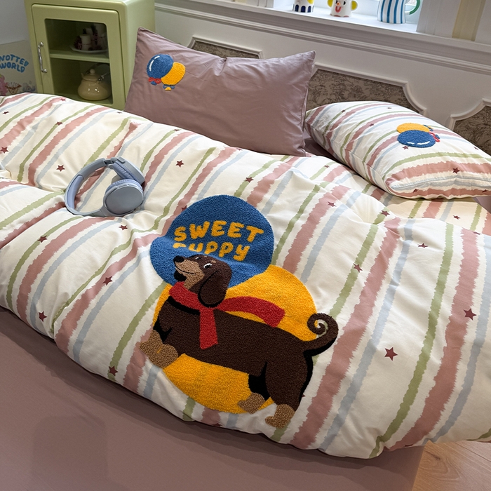 91家纺网 家纺一手货源 找家纺 欣宜家纺 2026新款全棉纯棉卡通毛巾绣四件套床上用品套件 围巾腊肠狗