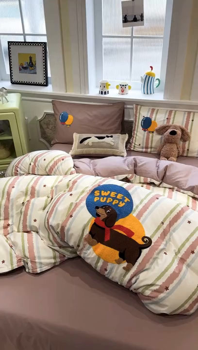 91家纺网 家纺一手货源 找家纺 欣宜家纺 2026新款全棉纯棉卡通毛巾绣四件套床上用品套件 围巾腊肠狗