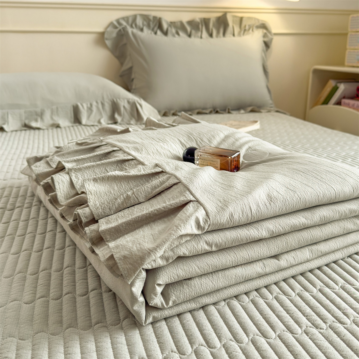 91家纺网 家纺一手货源 找家纺 兄弟坊 2026新款韩版凉感皱皱绵花边夏被床盖四件套 凉感皱皱绵-橄榄绿