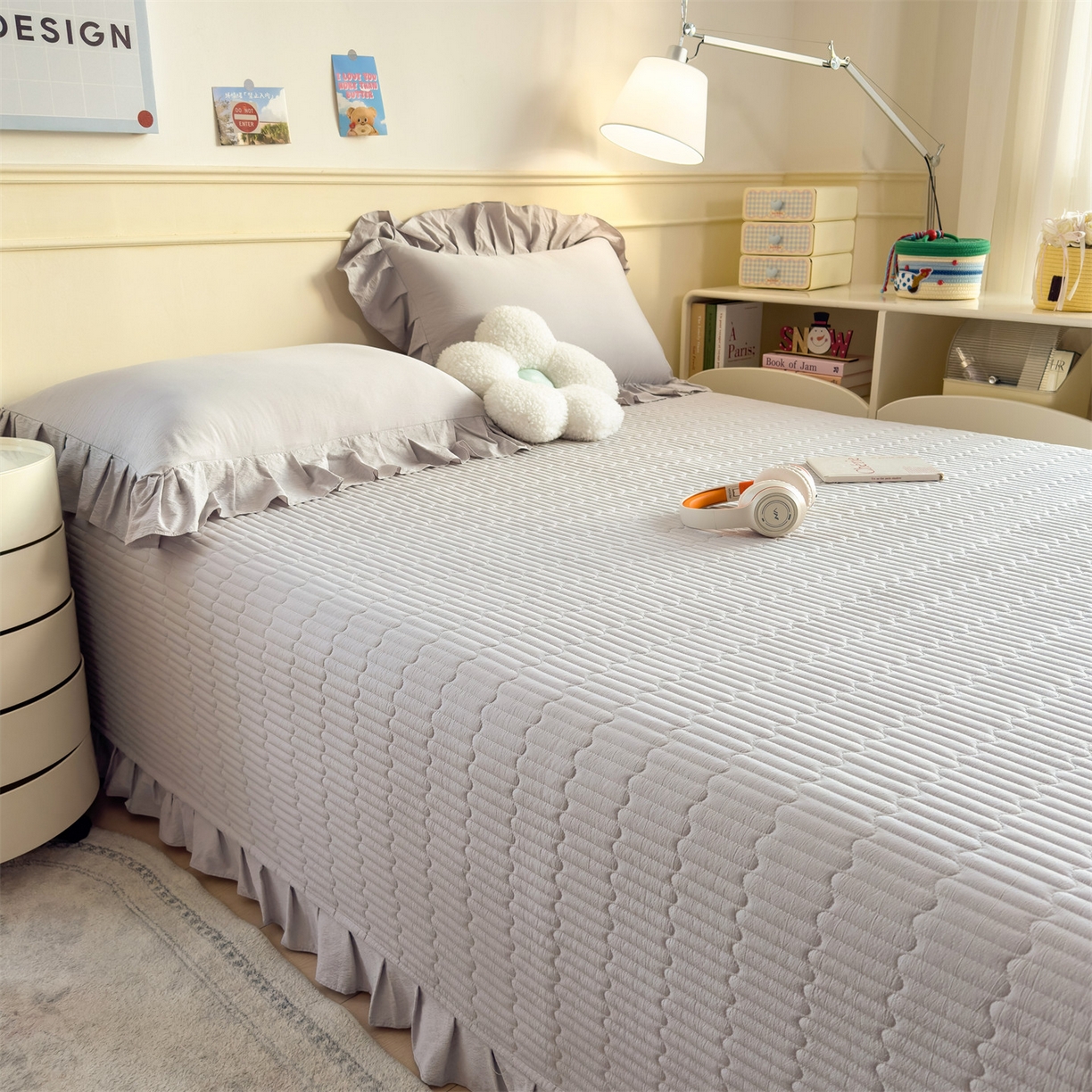 91家纺网 家纺一手货源 找家纺 兄弟坊 2026新款韩版凉感皱皱绵花边夏被床盖四件套 凉感皱皱绵-烟灰