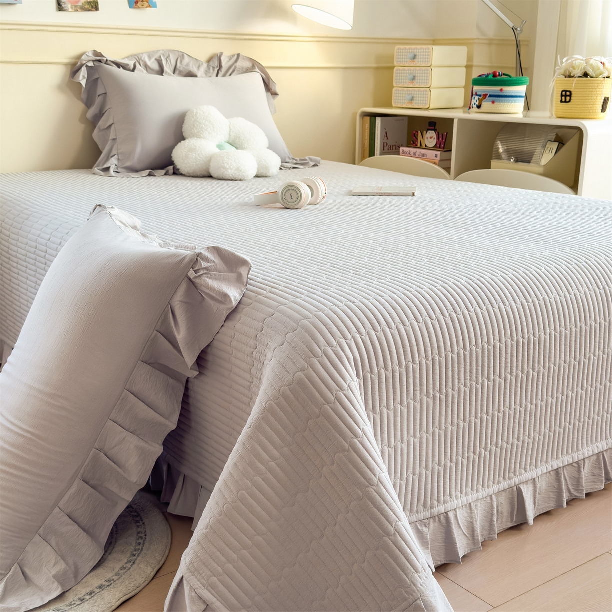 91家纺网 家纺一手货源 找家纺 兄弟坊 2026新款韩版凉感皱皱绵花边夏被床盖四件套 凉感皱皱绵-烟灰