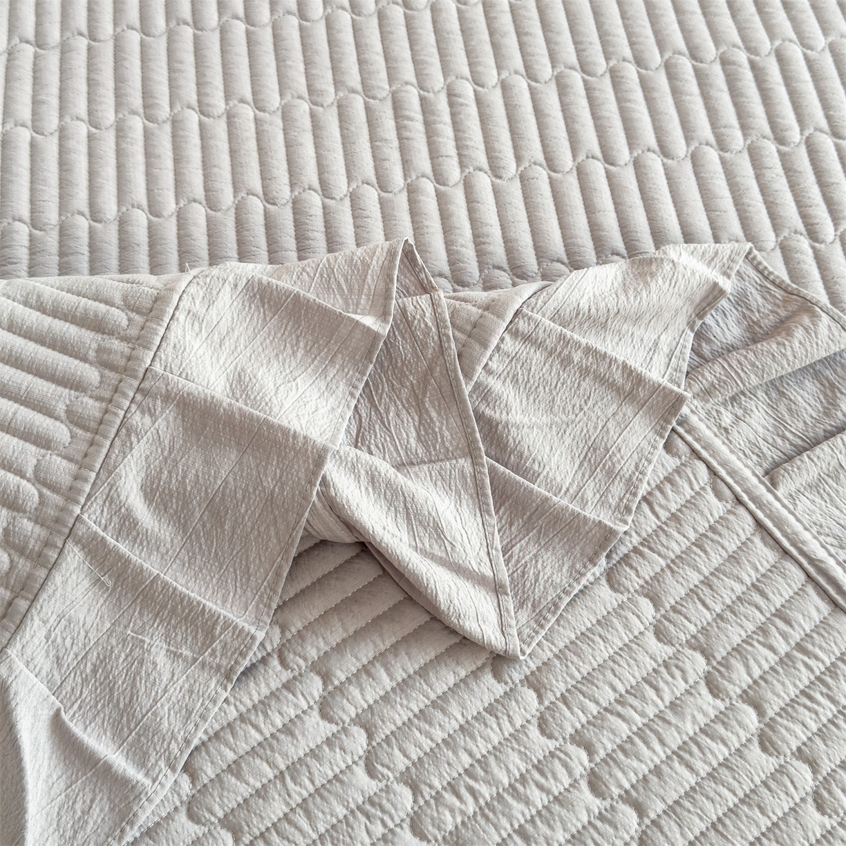 91家纺网 家纺一手货源 找家纺 兄弟坊 2026新款韩版凉感皱皱绵花边夏被床盖四件套 凉感皱皱绵-烟灰