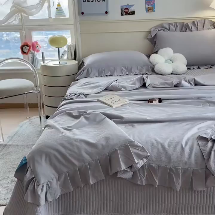 91家纺网 家纺一手货源 找家纺 兄弟坊 2026新款韩版凉感皱皱绵花边夏被床盖四件套 凉感皱皱绵-烟灰