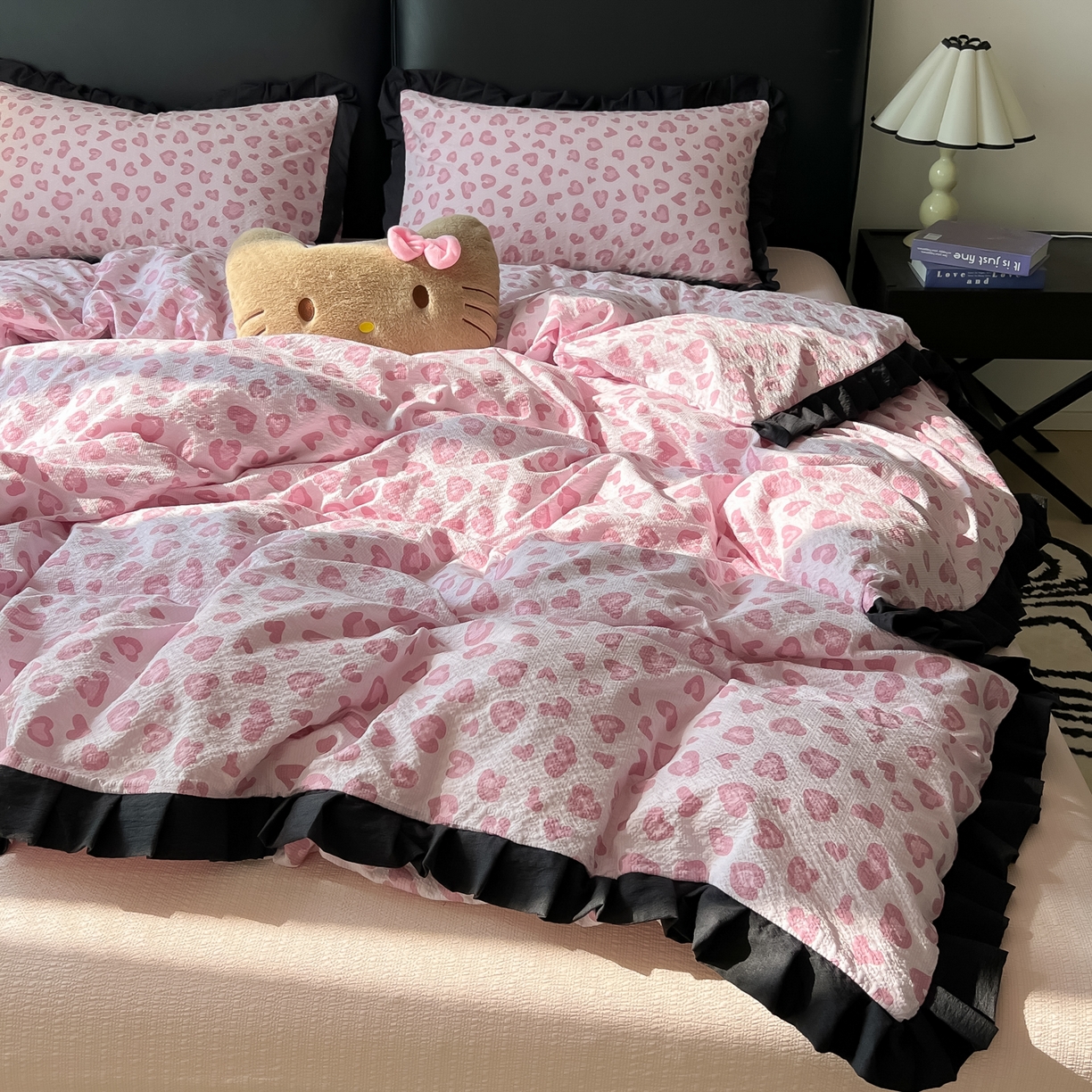 91家纺网 家纺一手货源 找家纺 韩巢家纺 2026新款泡芙纱豹纹黑花边款四件套 粉调豹纹心