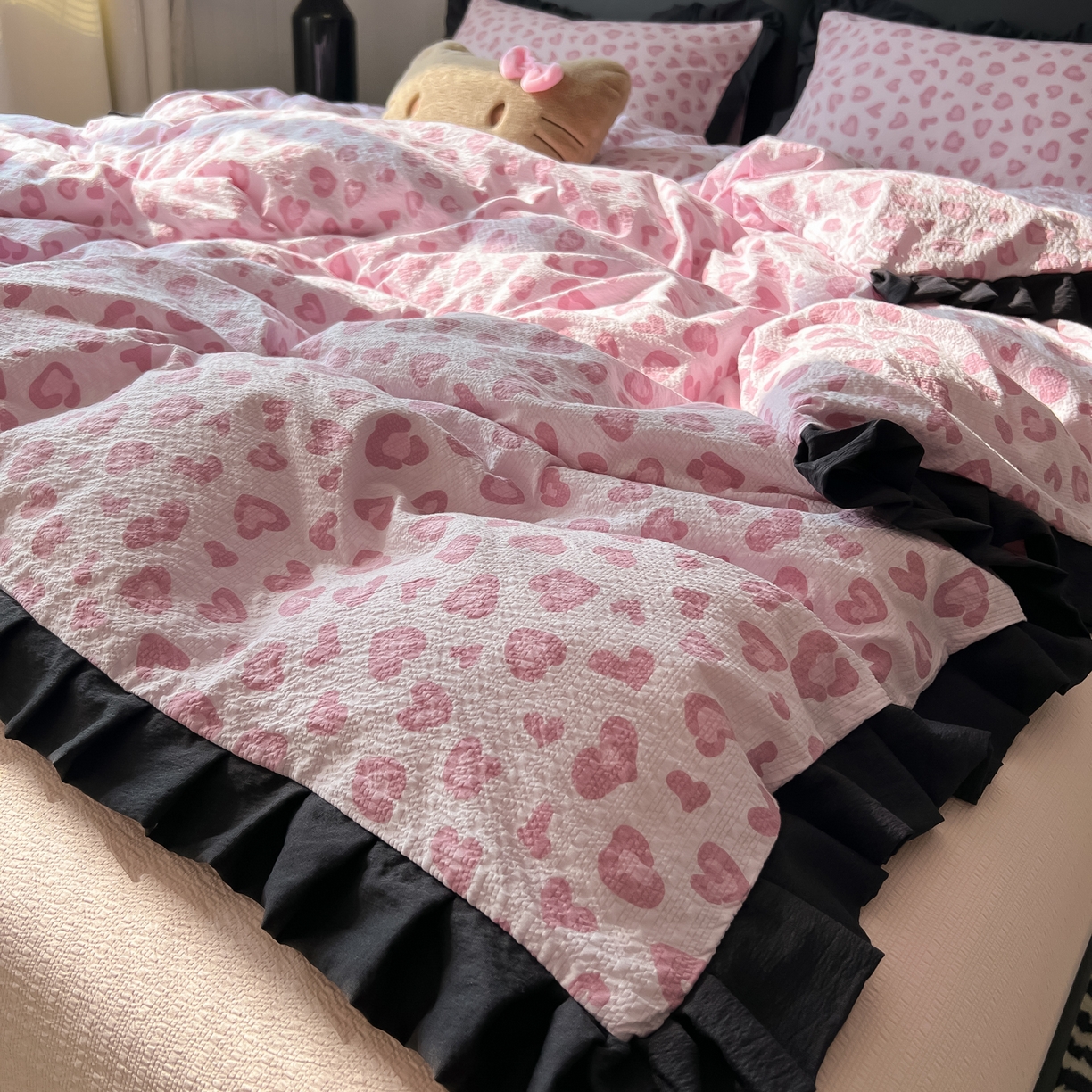 91家纺网 家纺一手货源 找家纺 韩巢家纺 2026新款泡芙纱豹纹黑花边款四件套 粉调豹纹心