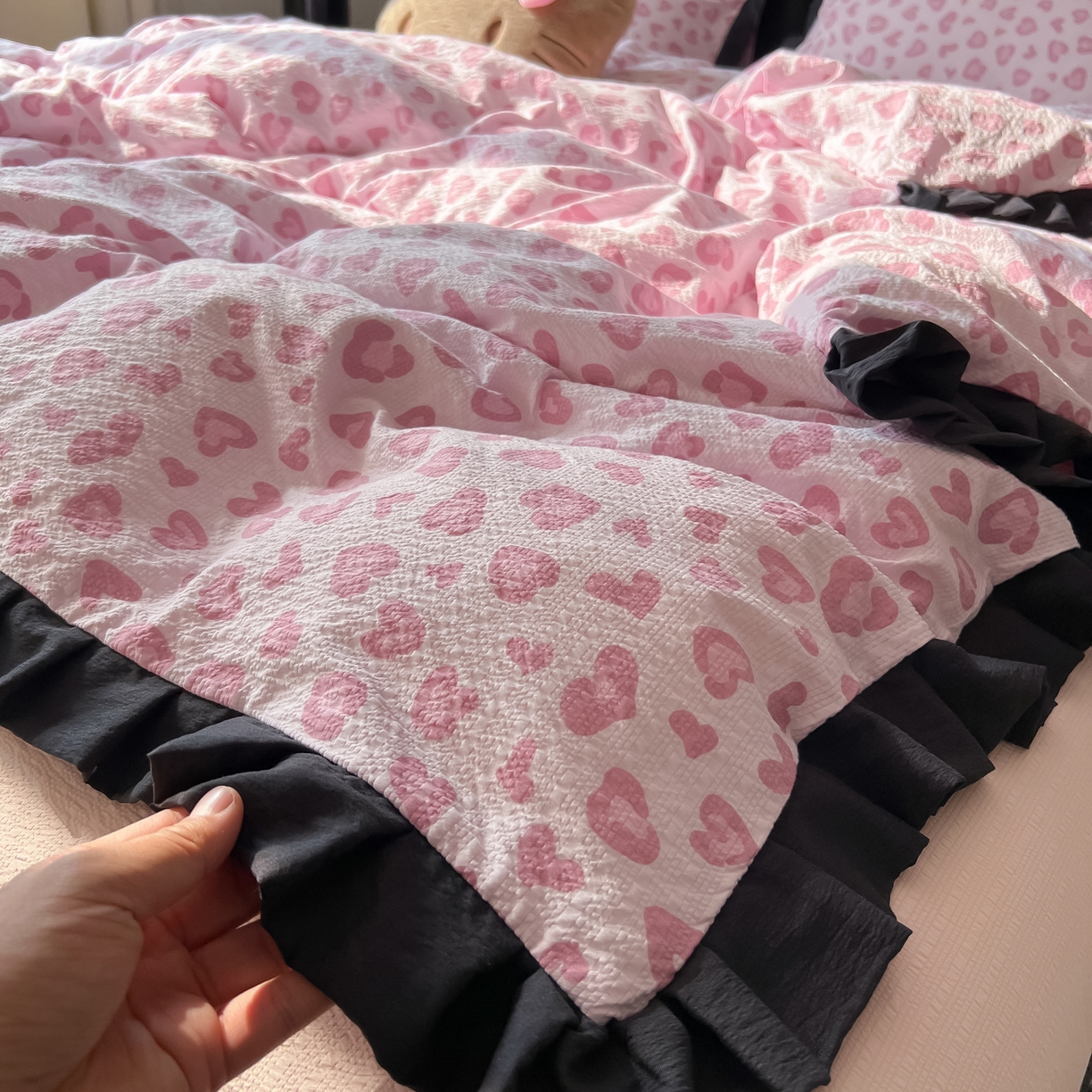 91家纺网 家纺一手货源 找家纺 韩巢家纺 2026新款泡芙纱豹纹黑花边款四件套 粉调豹纹心