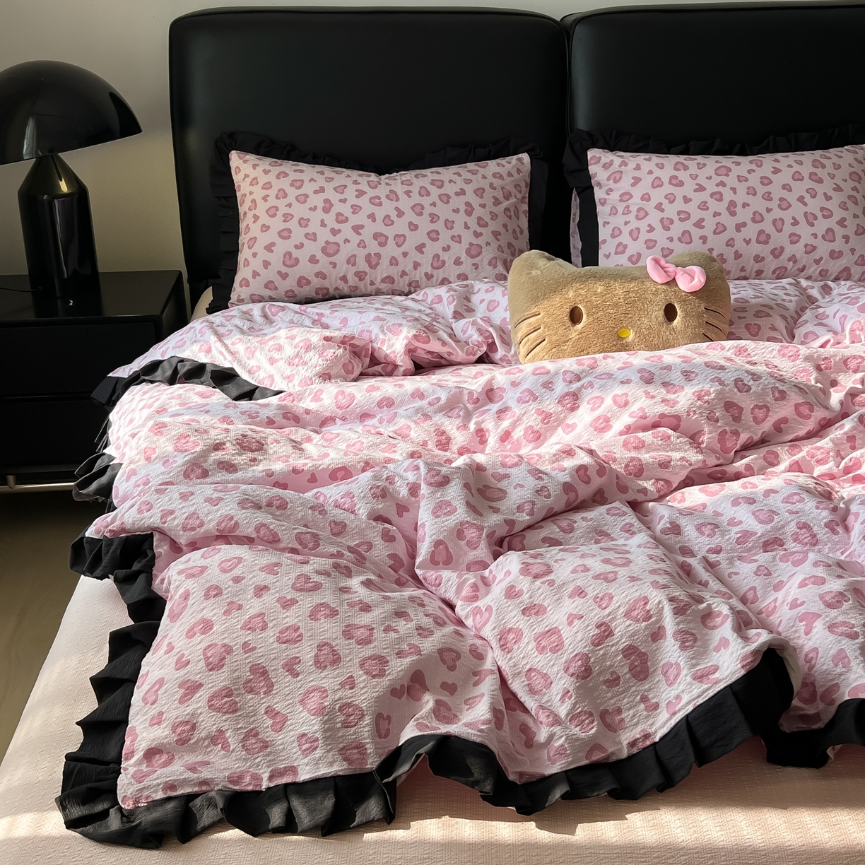 91家纺网 家纺一手货源 找家纺 韩巢家纺 2026新款泡芙纱豹纹黑花边款四件套 粉调豹纹心