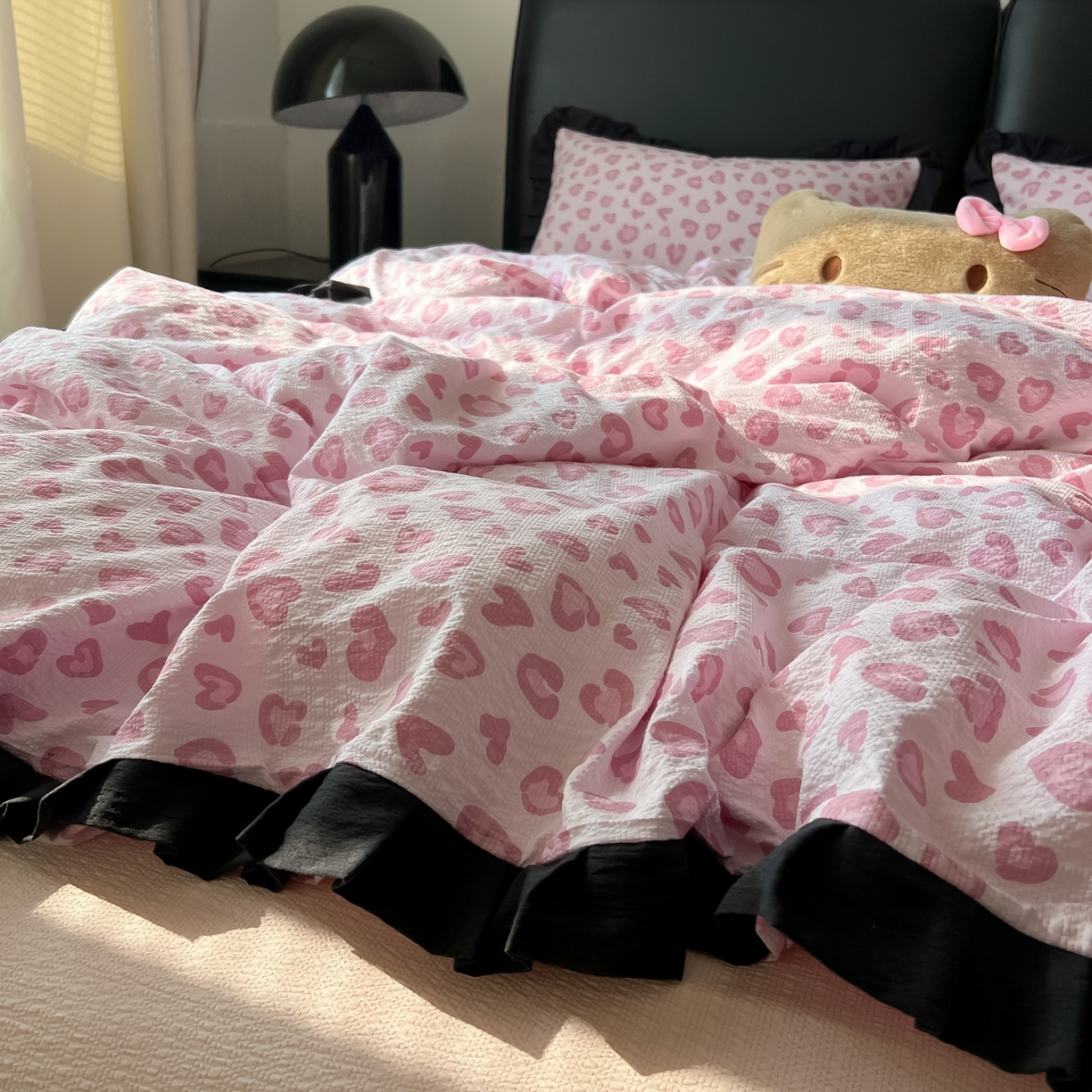 91家纺网 家纺一手货源 找家纺 韩巢家纺 2026新款泡芙纱豹纹黑花边款四件套 粉调豹纹心