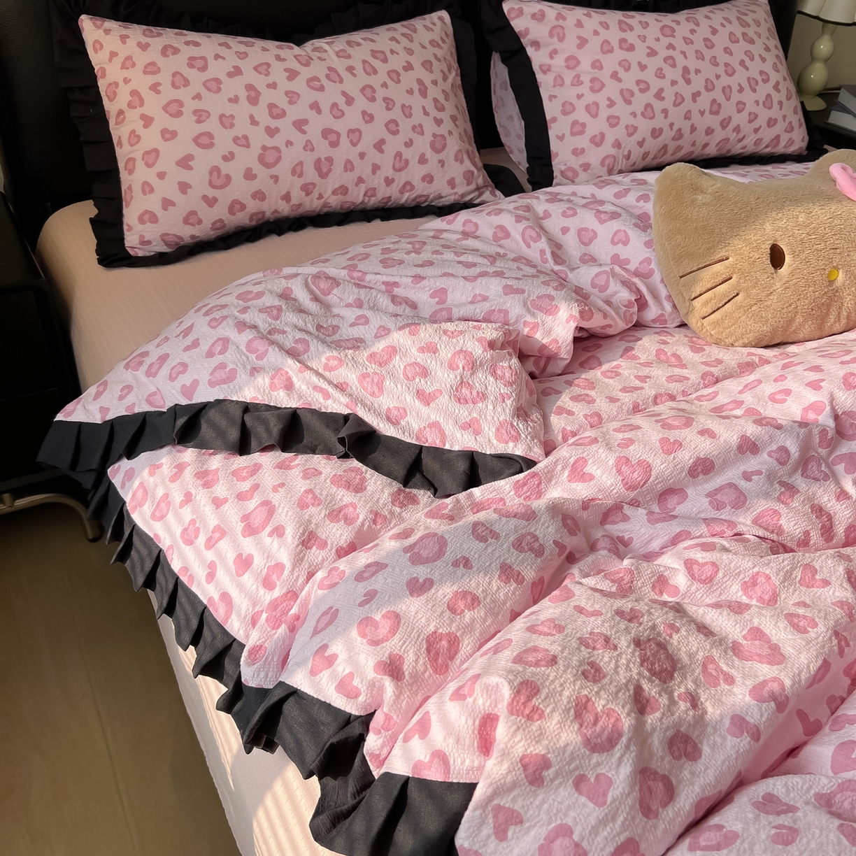 91家纺网 家纺一手货源 找家纺 韩巢家纺 2026新款泡芙纱豹纹黑花边款四件套 粉调豹纹心