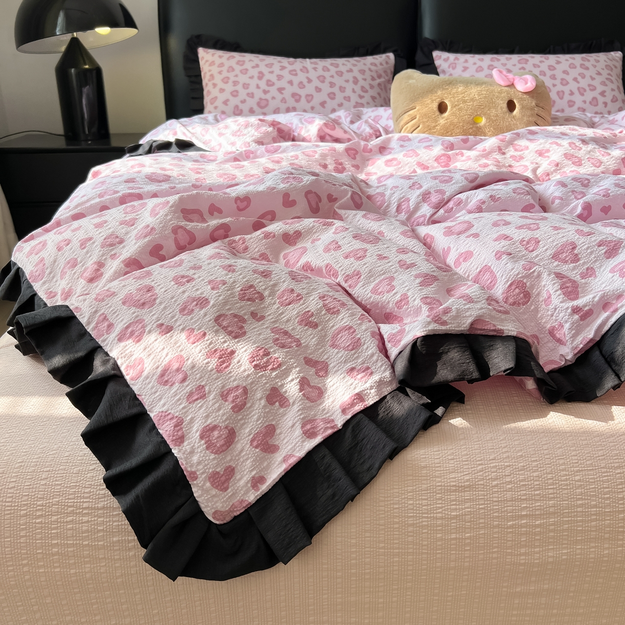 91家纺网 家纺一手货源 找家纺 韩巢家纺 2026新款泡芙纱豹纹黑花边款四件套 粉调豹纹心