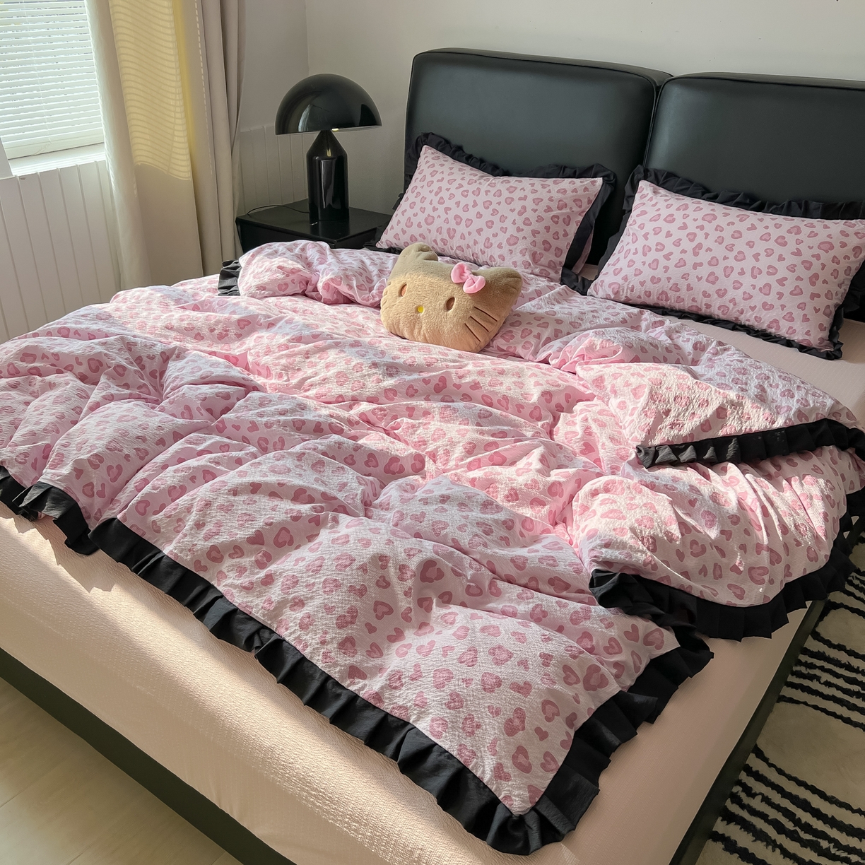 91家纺网 家纺一手货源 找家纺 韩巢家纺 2026新款泡芙纱豹纹黑花边款四件套 粉调豹纹心