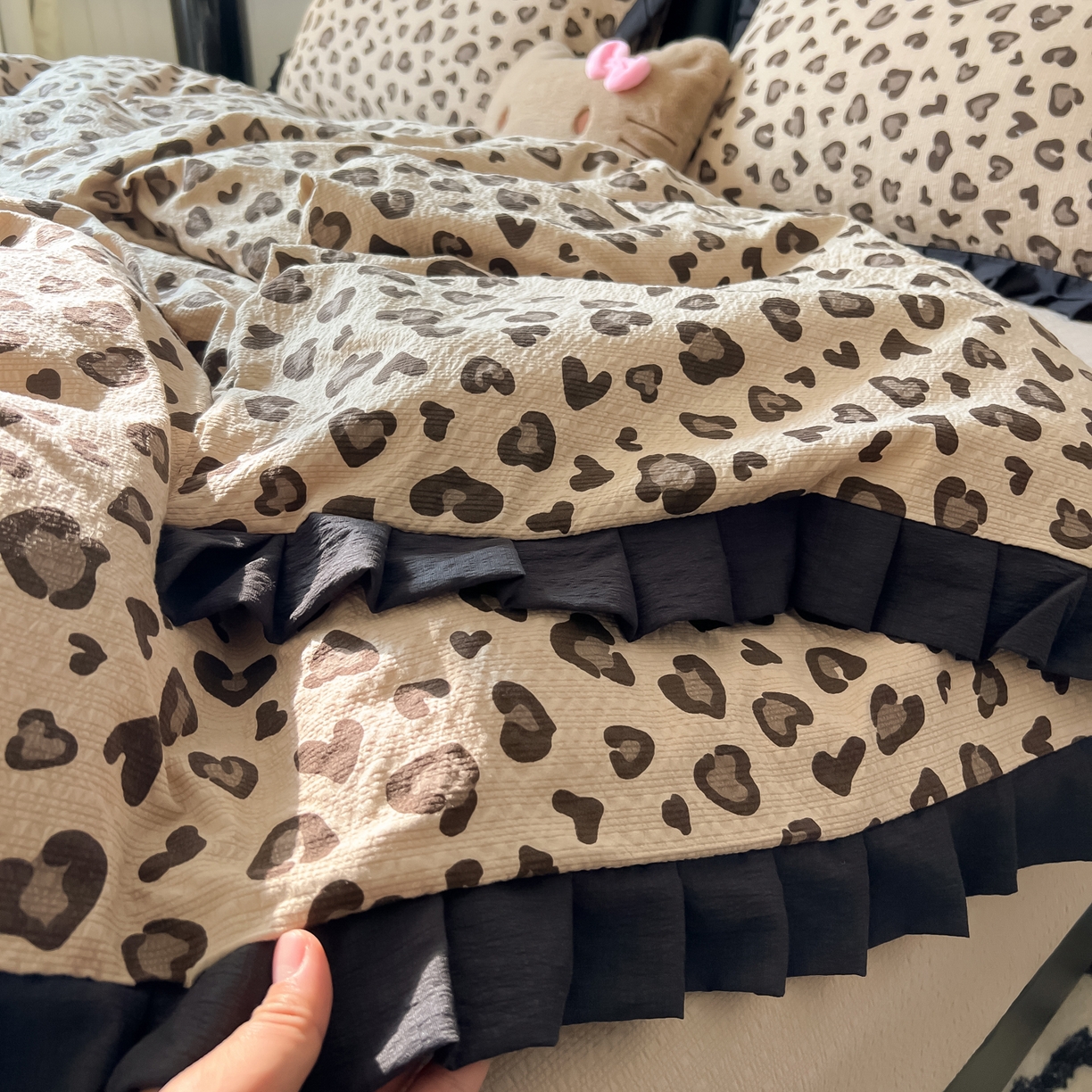 韩巢家纺 2026新款泡芙纱豹纹黑花边款四件套 咖调豹纹心