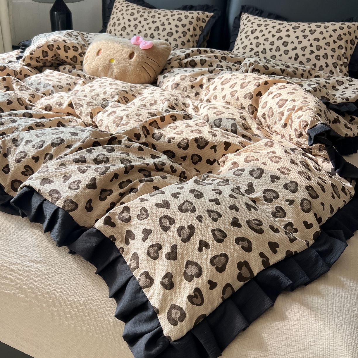 91家纺网 家纺一手货源 找家纺 韩巢家纺 2026新款泡芙纱豹纹黑花边款四件套 咖调豹纹心