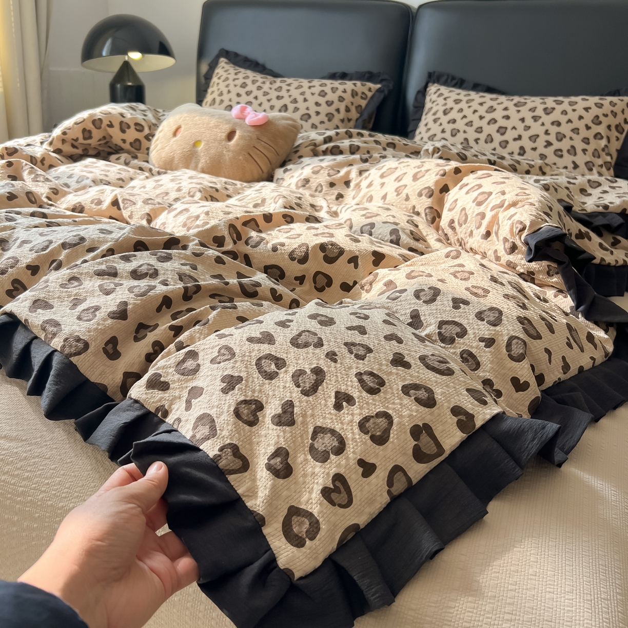 91家纺网 家纺一手货源 找家纺 韩巢家纺 2026新款泡芙纱豹纹黑花边款四件套 咖调豹纹心