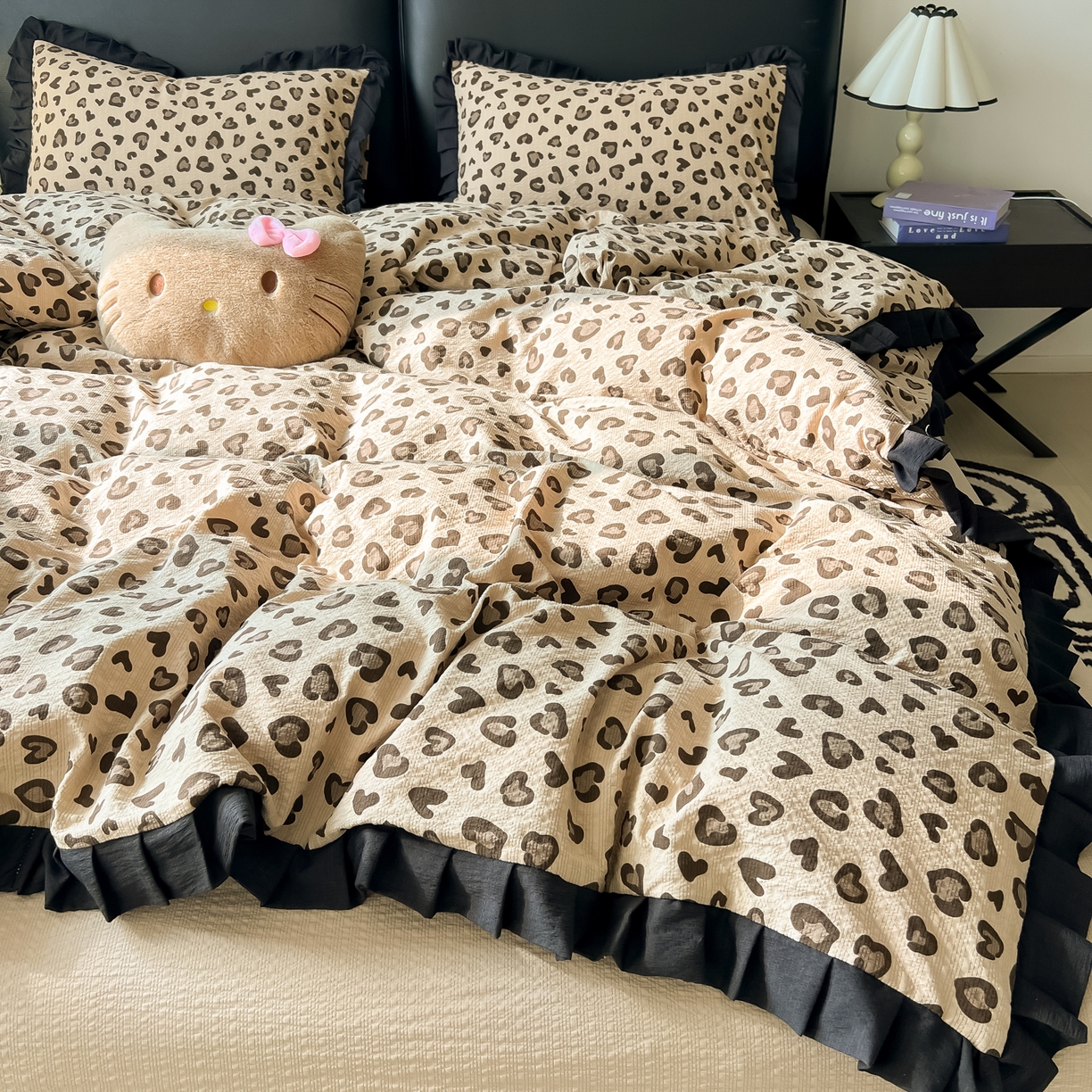 91家纺网 家纺一手货源 找家纺 韩巢家纺 2026新款泡芙纱豹纹黑花边款四件套 咖调豹纹心