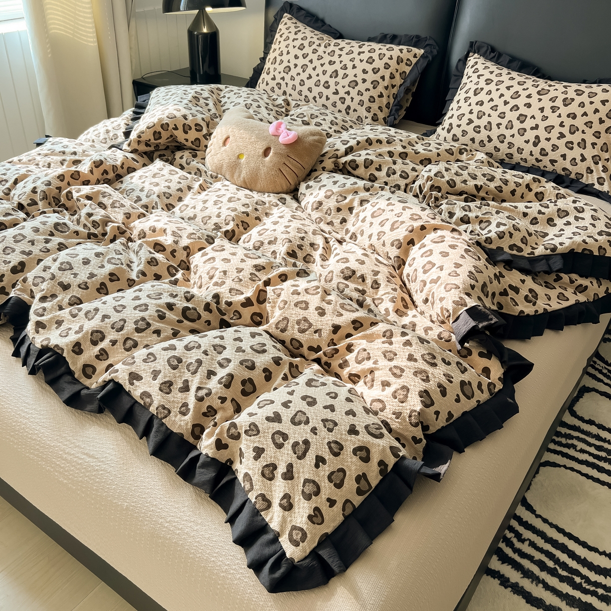 91家纺网 家纺一手货源 找家纺 韩巢家纺 2026新款泡芙纱豹纹黑花边款四件套 咖调豹纹心