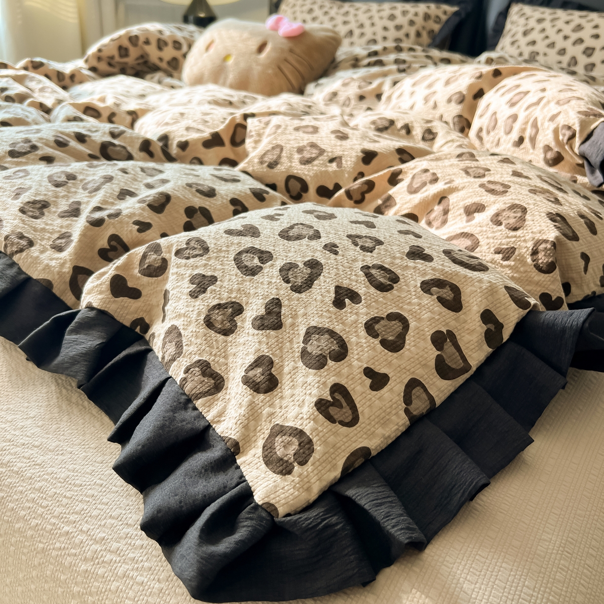 91家纺网 家纺一手货源 找家纺 韩巢家纺 2026新款泡芙纱豹纹黑花边款四件套 咖调豹纹心