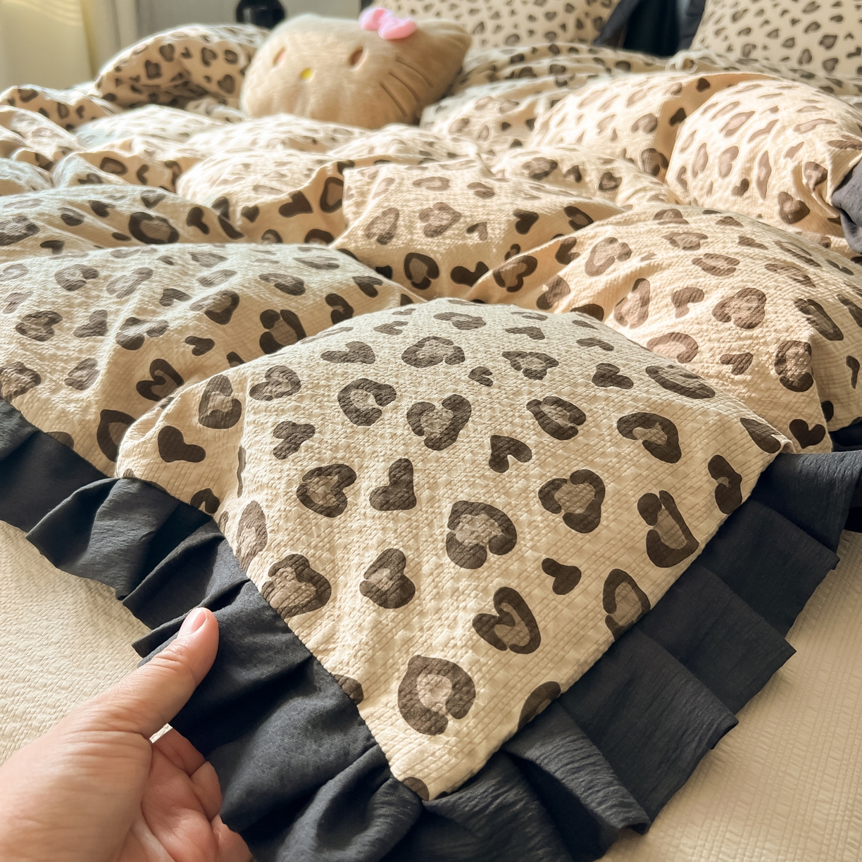 91家纺网 家纺一手货源 找家纺 韩巢家纺 2026新款泡芙纱豹纹黑花边款四件套 咖调豹纹心