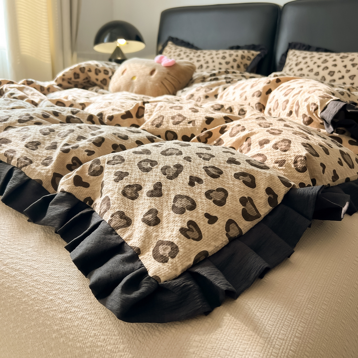 91家纺网 家纺一手货源 找家纺 韩巢家纺 2026新款泡芙纱豹纹黑花边款四件套 咖调豹纹心