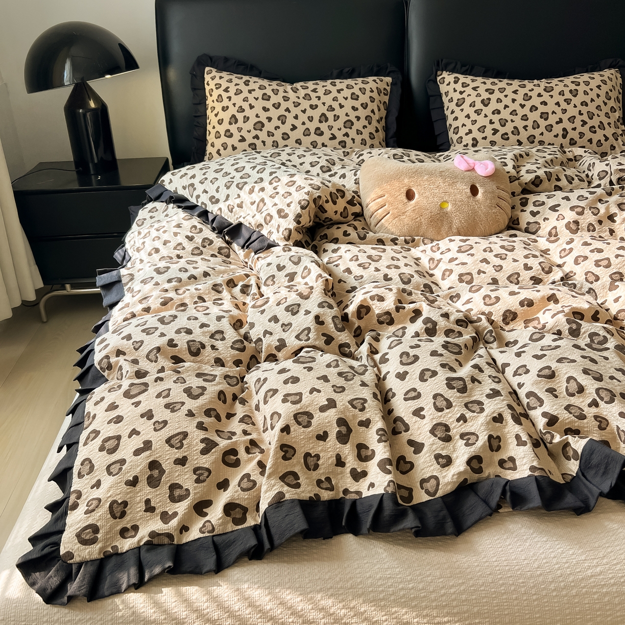 91家纺网 家纺一手货源 找家纺 韩巢家纺 2026新款泡芙纱豹纹黑花边款四件套 咖调豹纹心