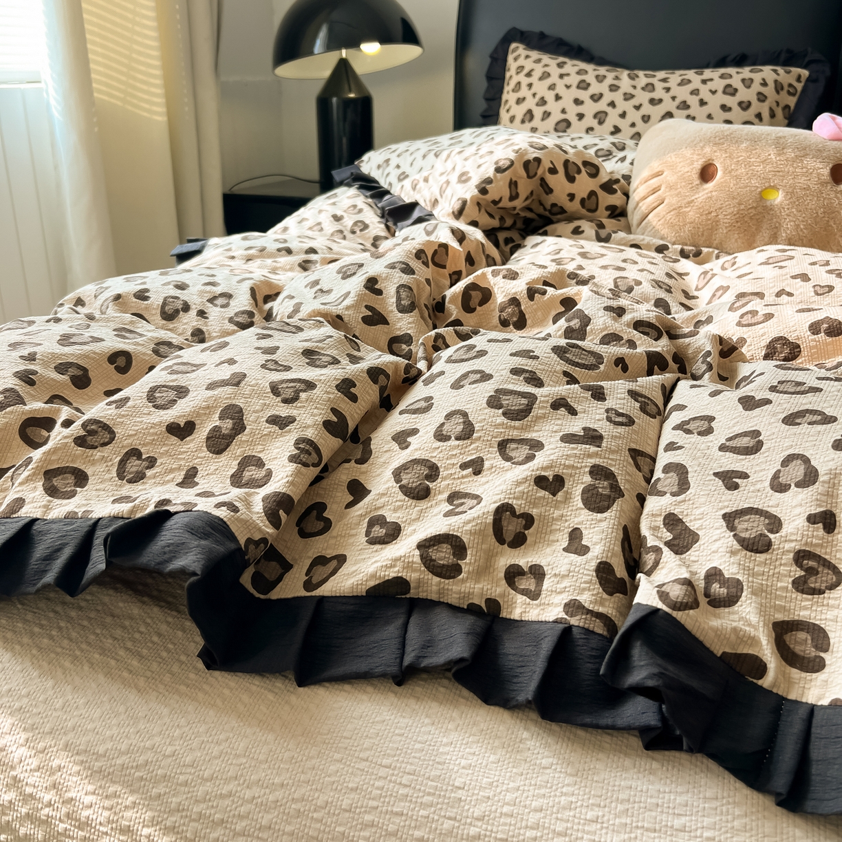 91家纺网 家纺一手货源 找家纺 韩巢家纺 2026新款泡芙纱豹纹黑花边款四件套 咖调豹纹心