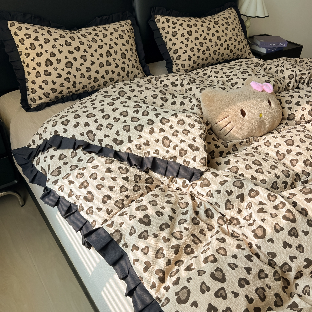 91家纺网 家纺一手货源 找家纺 韩巢家纺 2026新款泡芙纱豹纹黑花边款四件套 咖调豹纹心