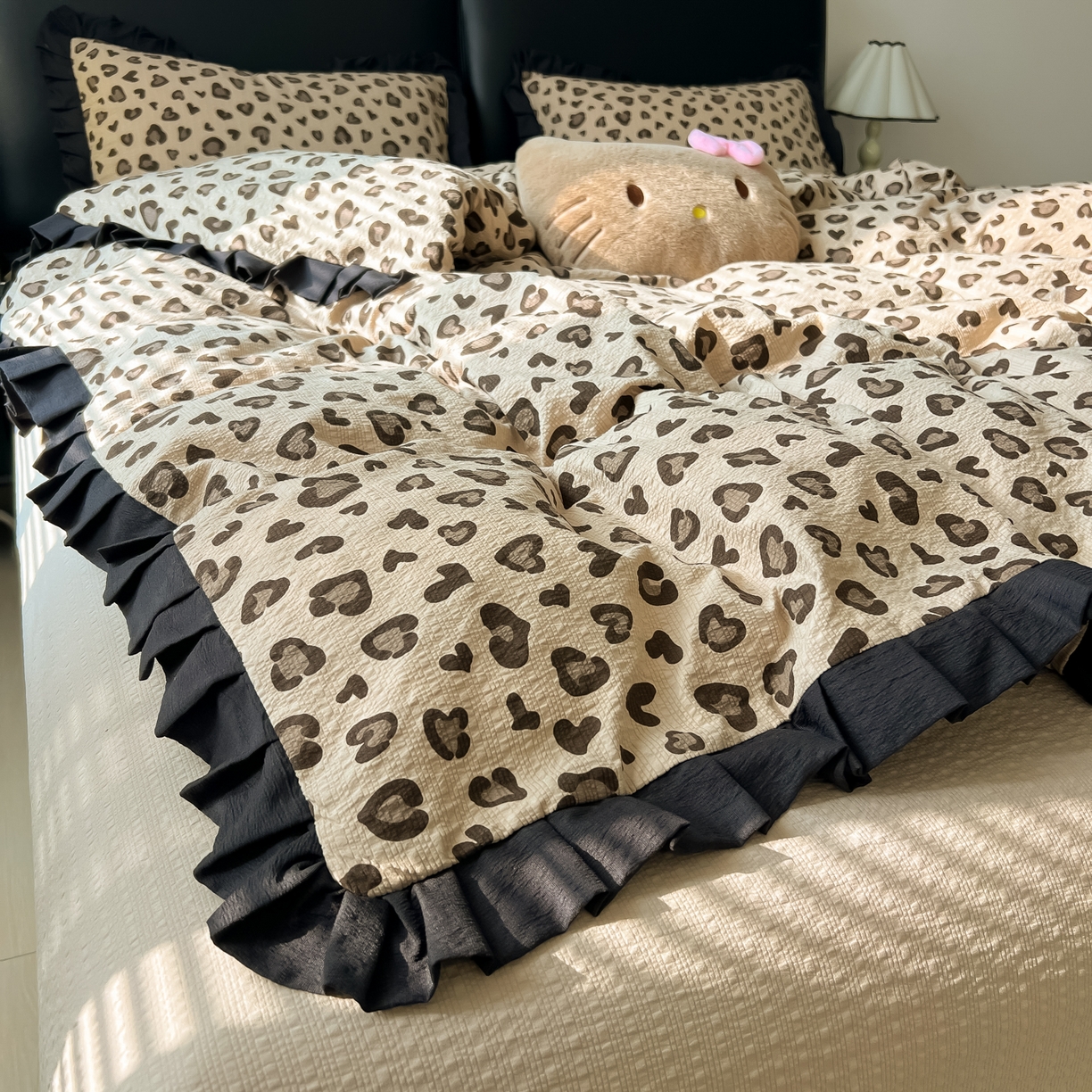 91家纺网 家纺一手货源 找家纺 韩巢家纺 2026新款泡芙纱豹纹黑花边款四件套 咖调豹纹心