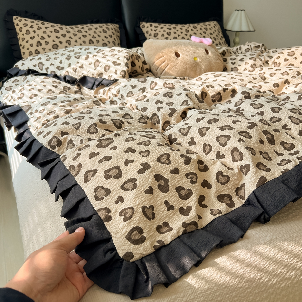 91家纺网 家纺一手货源 找家纺 韩巢家纺 2026新款泡芙纱豹纹黑花边款四件套 咖调豹纹心