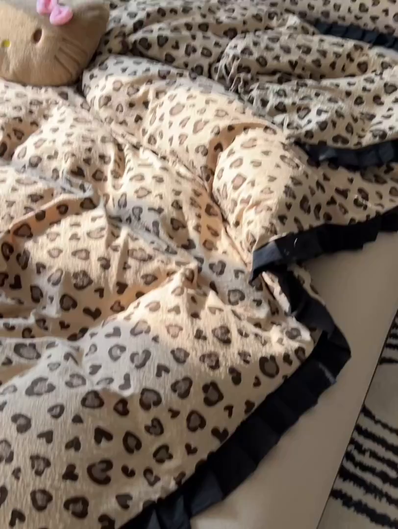 91家纺网 家纺一手货源 找家纺 韩巢家纺 2026新款泡芙纱豹纹黑花边款四件套 咖调豹纹心