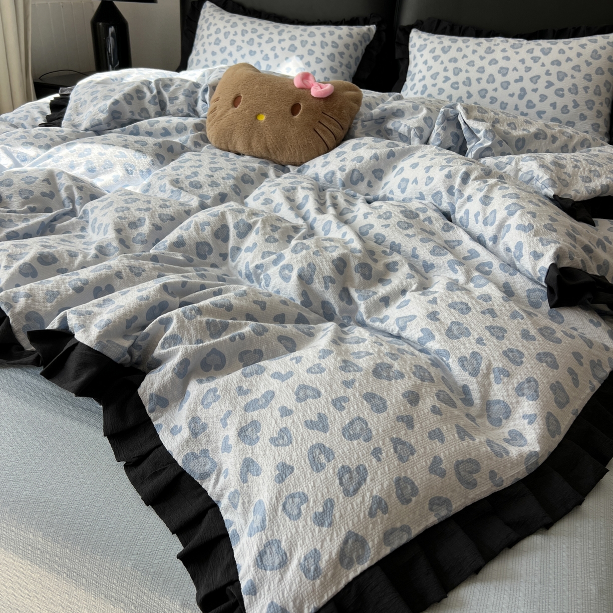 91家纺网 家纺一手货源 找家纺 韩巢家纺 2026新款泡芙纱豹纹黑花边款四件套 蓝调豹纹心