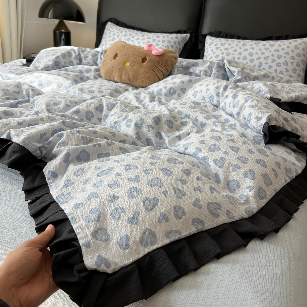 91家纺网 家纺一手货源 找家纺 韩巢家纺 2026新款泡芙纱豹纹黑花边款四件套 蓝调豹纹心