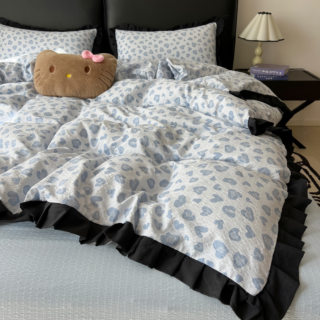 91家纺网 家纺一手货源 找家纺 韩巢家纺 2026新款泡芙纱豹纹黑花边款四件套 蓝调豹纹心